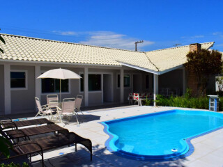 Casa de temporada em Cachoeira do Bom Jesus, Florianópolis Santa Catarina. Casa com piscina para 8 pessoas, 3 dormitórios - Cód 5002